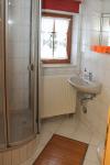 Bad mit Dusche und WC