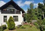 das Haus mit großem Garten steht direkt am Wald