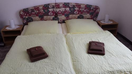 Doppelbett im Schlafzimmer des Ferienhauses