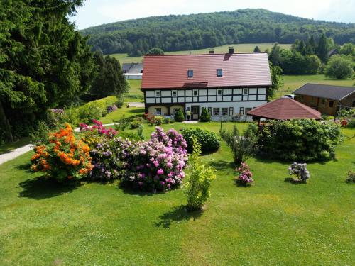 Unser Haus mit Garten und Jonsberg im Hintergrund